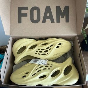 Yeezy foam runner (sulfur)